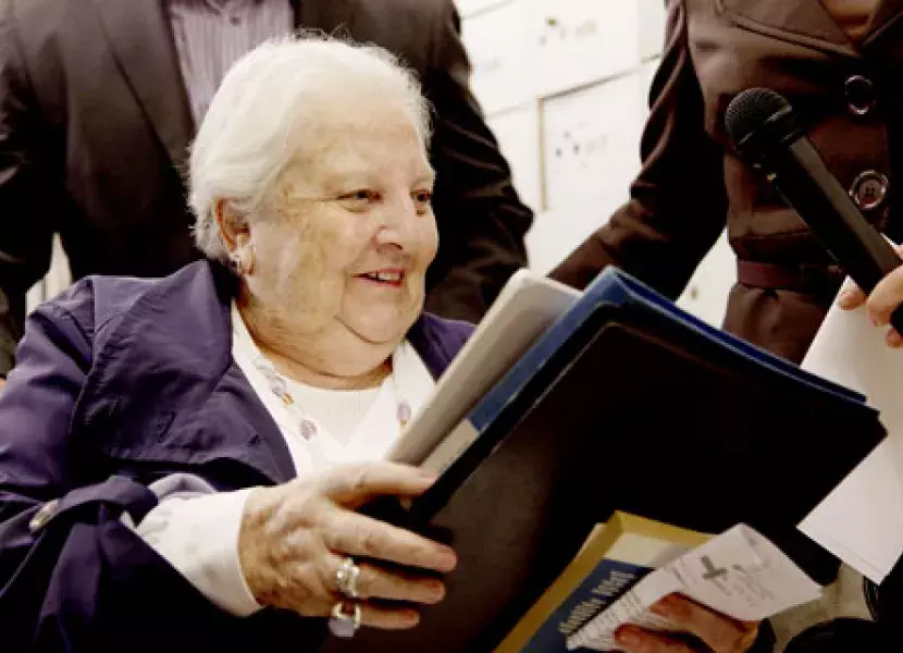 Carmen Balcells, agente literaria, sostiene el legado antes de depositarlo en la "Caja de las Letras".