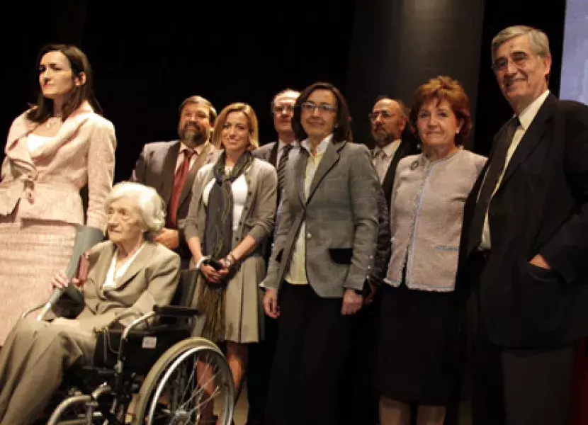 Ángeles González-Sinde, ministra de Cultura; Ana María Matute, ganadora del Premio Cervantes 2011; Mariano Fernández, ministro de Justicia; Carmen Chacón, ministra de Defensa; Ángel Gabilondo, ministro de Educación; Rosa Aguilar, ministra de Medio Ambiente, Medio Rural y Marino; Rogelio Blanco, director general del Libro; Carmen Caffarel, directora del Instituto Cervantes y Juan Miguel Herández, presidente del Cículo de Bellas Artes, minutos antes de que comience la lectura de Don Quijote de La Mancha.