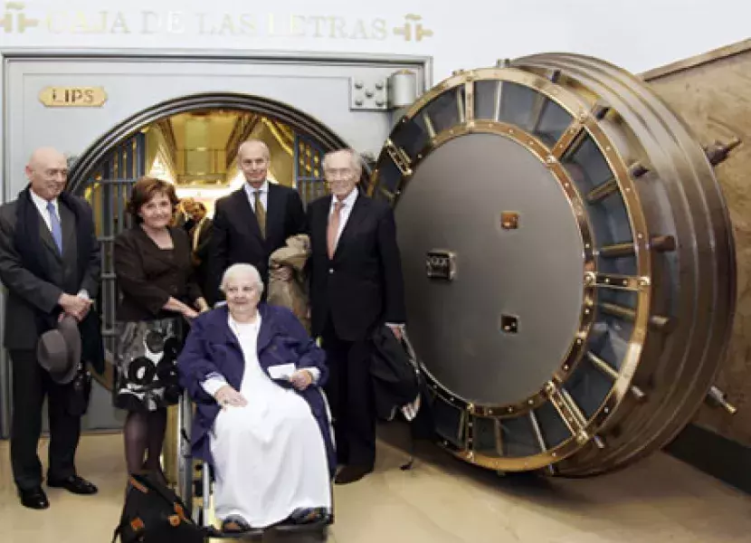 Carmen Caffare y los hermanos de Aliocha Coll, antes de la entrega del legado.