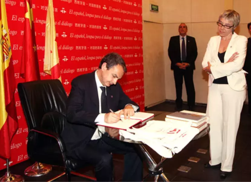 Inmaculada González Puy, directora del Instituto Cervantes de Pekín, acompaña a José Luis Rodríguez Zapatero, presidente del Gobierno