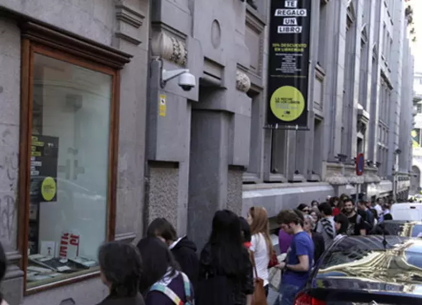 Minutos antes de que se abran las puertas de la biblioteca del Instituto Cervantes,