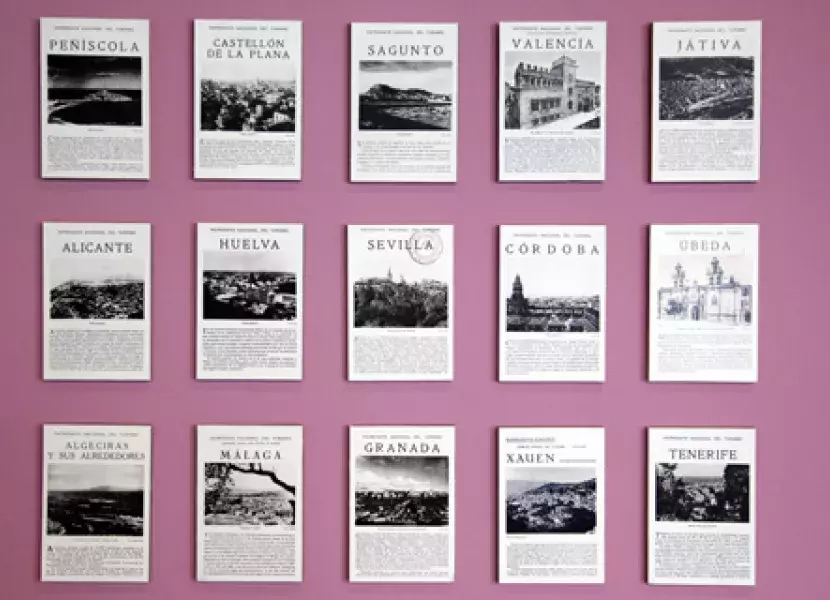 Obras dedicadas a varias ciudades españolas en la muestra «El cartel de turismo».