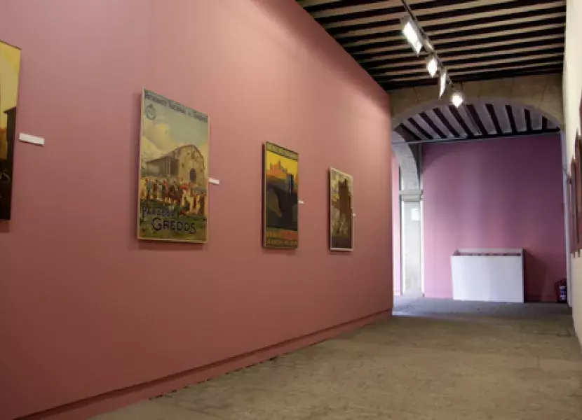 Vista parcial de la exposición «El cartel de turismo» 