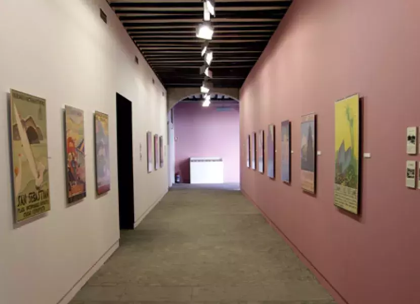 Uno de los pasillos donde se expone la muestra «El cartel de turismo: paisaje y patrimonio de España»,