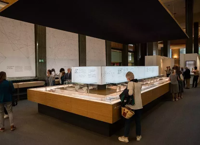 Exposición «Del uno al otro confín»