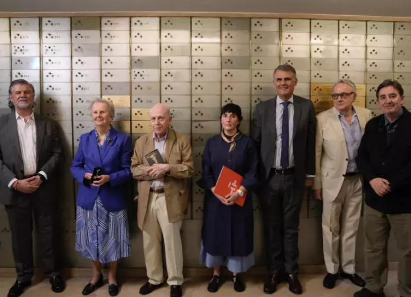 La hija del poeta posa junto al director del cervantes y otras personas relacionadas con el escritor en la Caja de las Letras 
