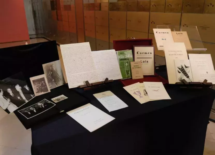 Legado «in memoriam» de Gerardo Diego compuesto por cinco fotografías, un manuscrito, un mecanoescrito anotado, tres primeras ediciones, tres separatas numeradas, dos ejemplares facsímil y varias invitaciones.