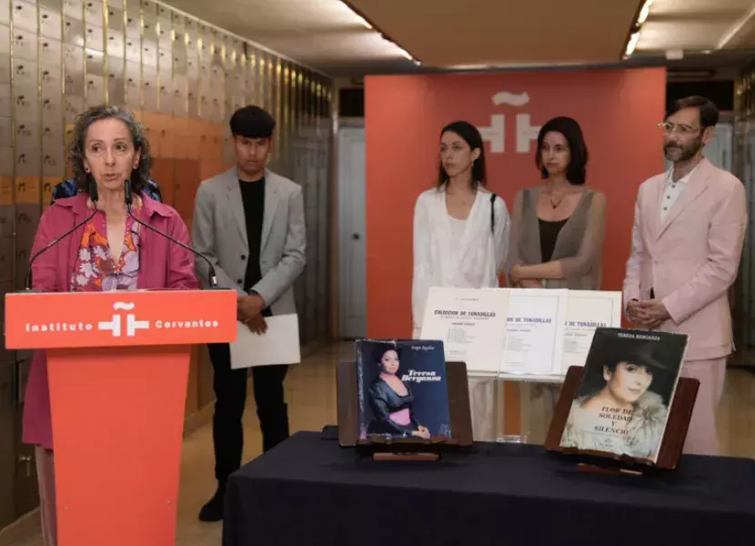 Hablando desde el atril, Cecilia Lavilla Berganza, hija de Teresa Berganza; también participaron el acto los nietos de la homenajeada, José, Sofía y Teresa; y Román Padín, conservador del guardarropa de conciertos de la cantante (a la derecha). 