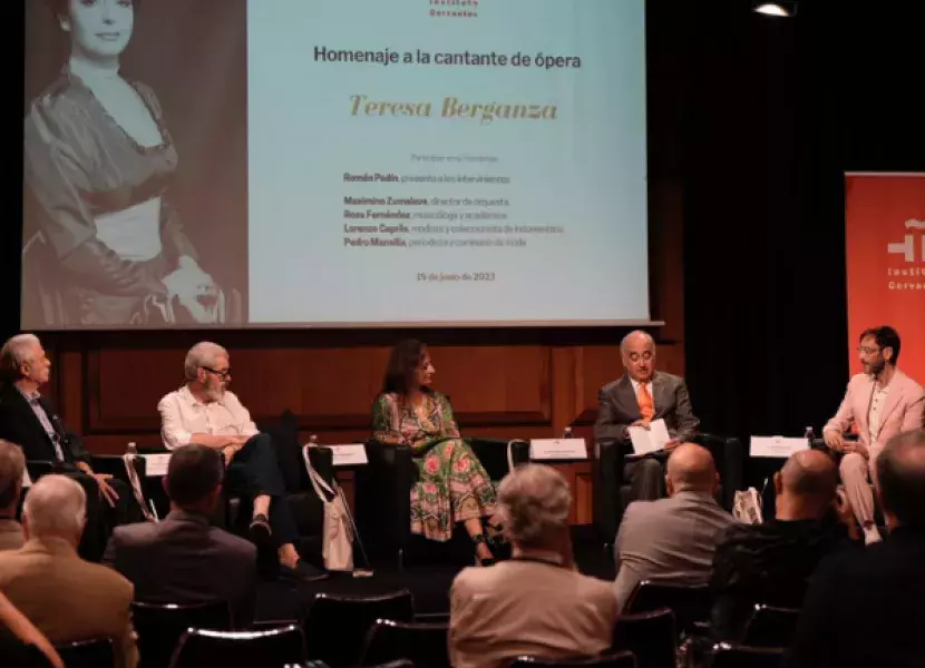 Coloquio posterior con la participación de Pedro Mansilla, periodista; Lorenzo Caprile, modista y coleccionista; Rosa Fernández García, musicóloga; Maximino Zumalave, director de orquesta, y Román Padín, doctor en Arte Contemporáneo y conservador del guardarropa de concierto de Teresa Bergara.