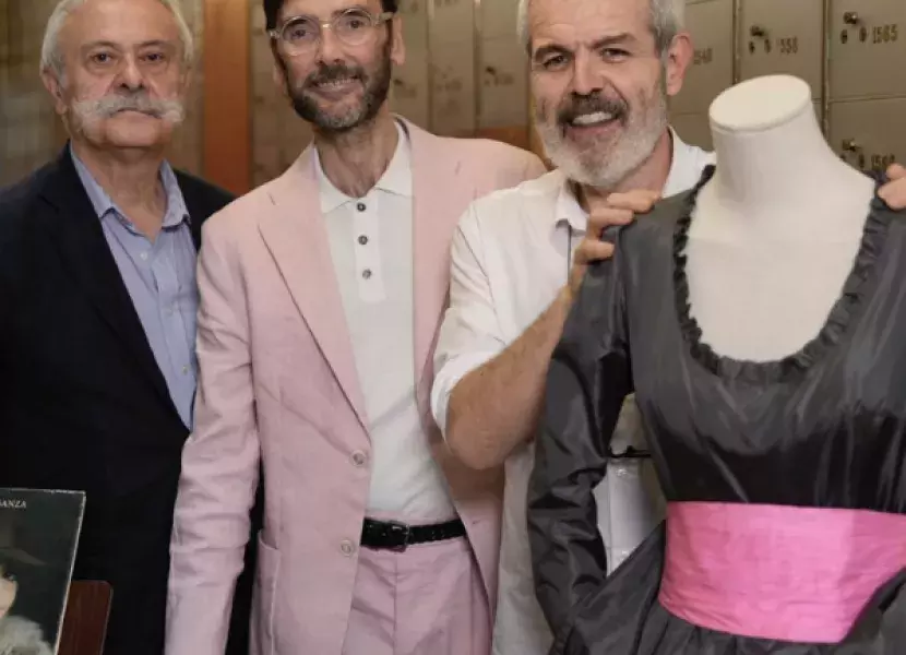 Desde la izquierda, Pedro Mansilla, periodista; Román Padín, conservador del guardarropa de conciertos de la Teresa Berganza; y Lorenzo Caprile, diseñador de moda; posan junto al vestido legado. 