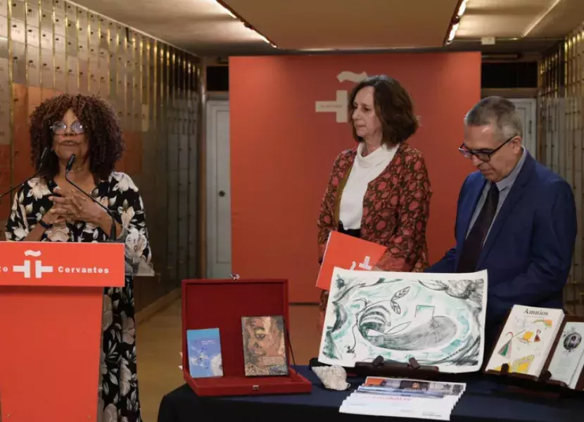 La escritora cubana Nancy Morejón habla desde el atril en su legado 