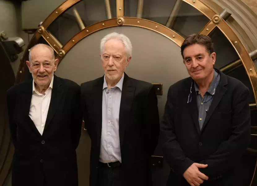 Desde la izda., Javier Solana, J. M. Coetzee y Luis García Montero posan ante la puerta de la Caja de las Letras del Instituto Cervantes Desde la izda., Javier Solana, J. M. Coetzee y Luis García Montero
