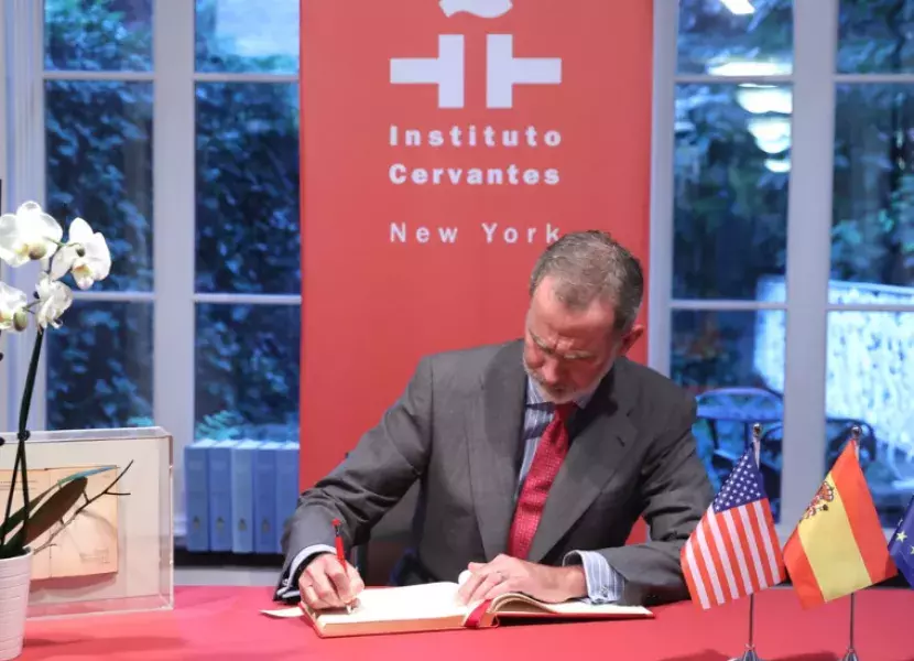 Felipe VI firma en el libro de honor del Cervantes de Nueva York. (Foto: Casa Real)