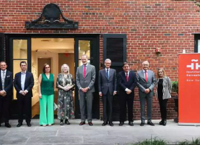 Foto de familia con el Rey (en el centro) ante la entrada del Instituto Cervantes de Nueva York.  (Foto: Casa Real)