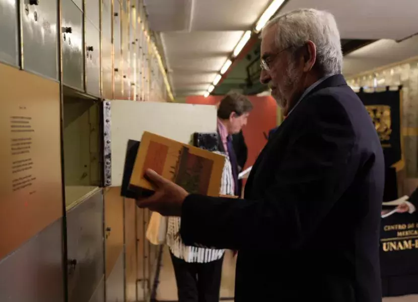 Enrique Graue Wiechers, introduce algunas de las publicaciones donadas a la Biblioteca Patrimonial del Instituto Cervantes y guardadas en la caja nº 1407.
