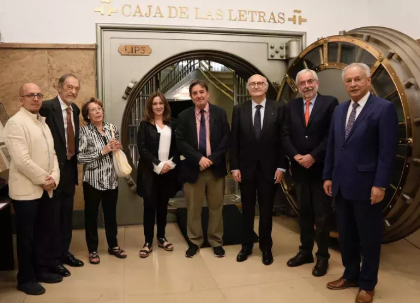 El rector de la UNAM, el embajador de México en España junto a otras personalidades y el director del Cervantes, Luis García Montero posan frente a la Caja de las letras