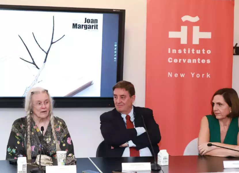 Sharon Olds (izda.), acompañada del García Montero y Mónica Margarit, durante el encuentro con los medios que se celebró antes de la entrega del Premio. (Foto: Casa Real)