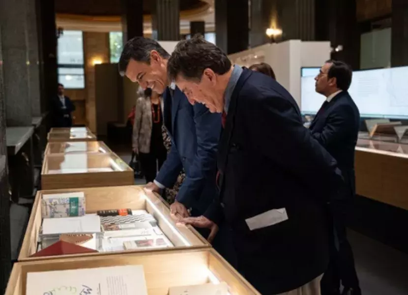 Sánchez y García Montero visitan la exposición visitan la exposición «Del uno al otro confín» en la sede del Cervantes