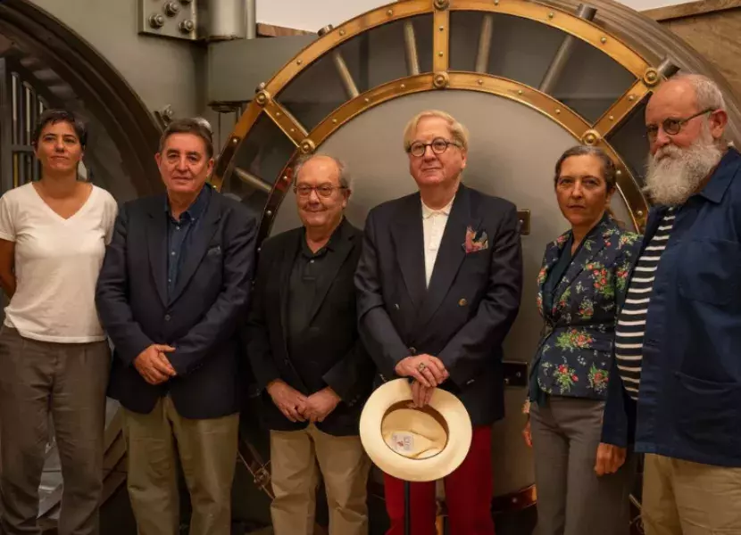 Foto de familia delante de la Caja de las Letras
