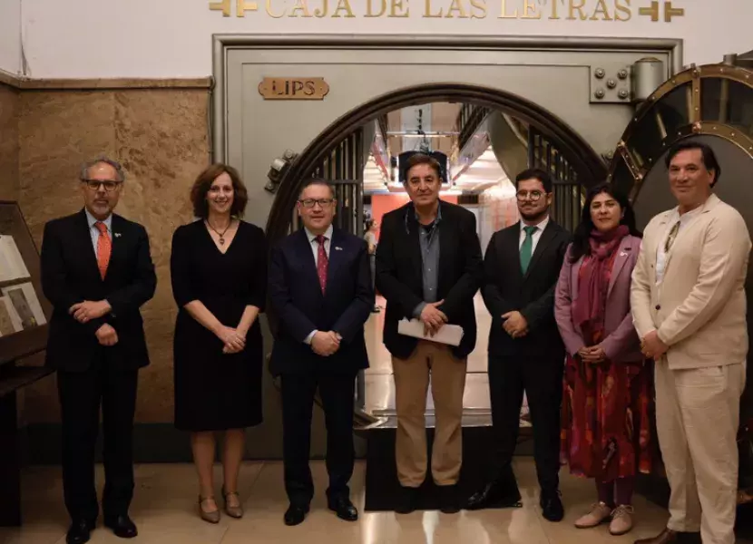 Foto de familia a la puerta de la Caja de las Letras