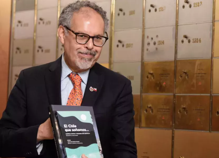 Orlando de la Vega, director general de Asuntos Internacionales de la Pontificia Universidad, posa con dos volúmenes más antes de introducirlos en la caja