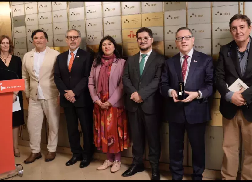 Desde la derecha, Luis García Montero, Nelson Vásquez, el embajador Javier Velasco, Claudia Mejías, Orlando de la Vega, René Venegas (los tres, de la Pontificia Universidad) y la secretaria general del Instituto Cervantes, Carmen Noguero