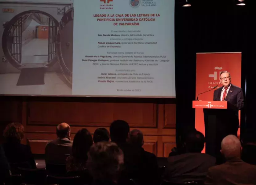 El rector Nelson Vásquez se dirige a los asistentes en el salón de actos del Instituto Cervantes