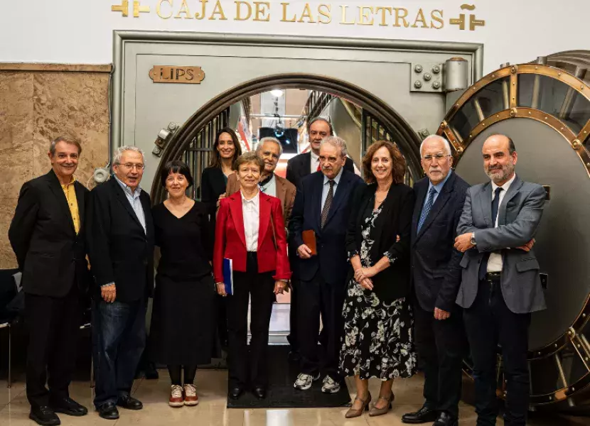  Foto de familia de Manuel Longares rodeado de todos los familiares y amigos que participaron en el homenaje.