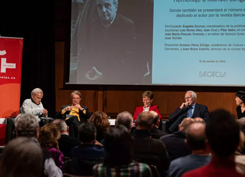 Desde la izda.; Juan Cruz, Joan Tarrida, Ángeles Encinar, Luis Mateo Díez y Pilar Adón durante la presentación del nuevo número de la revista literaria Barcarola, dedicada a Longares.