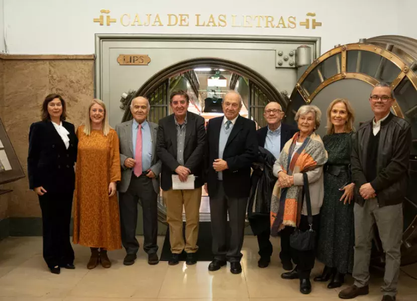 Foto de familia del legado "in memoriam" de Pérez Estrada ante la Caja de las Letras 