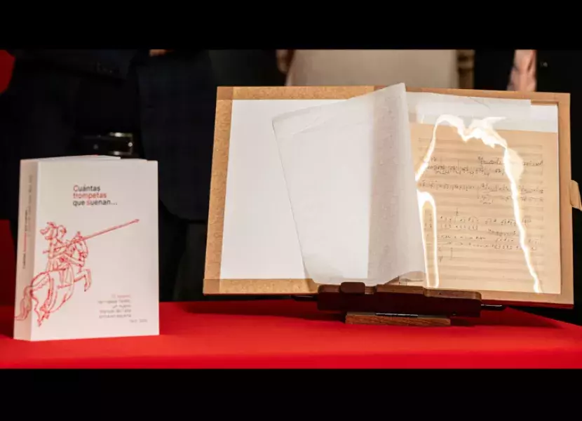 El facsímil del manuscrito original de «El retablo de maese Pedro» y un ejemplar del libro monográfico sobre esta obra de 1923