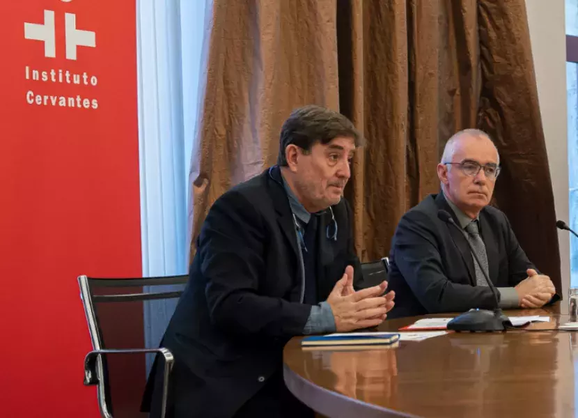 García Montero (izquierda) compareció ante los medios informativos con el director general de Acción Social y Normalización Lingüística del Principado, Antón García.