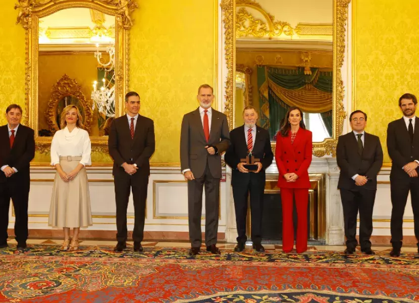 Foto de familia con don Felipe y doña Letizia  Foto de familia con don Felipe y doña Letizia