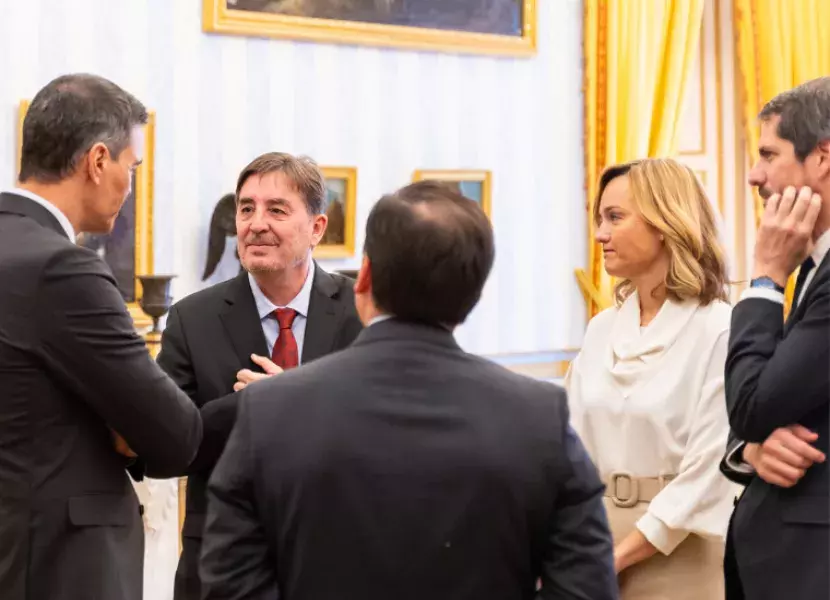 Pedro Sánchez y Luis García Montero charlan Pedro Sánchez y Luis García Montero charlan