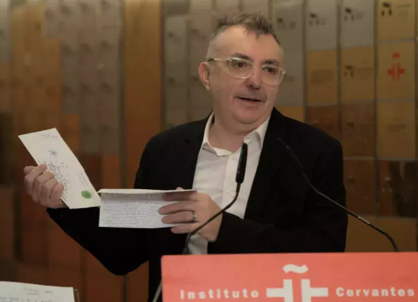 Manuel Vilas sujetando unas cartas que forman parte del legado