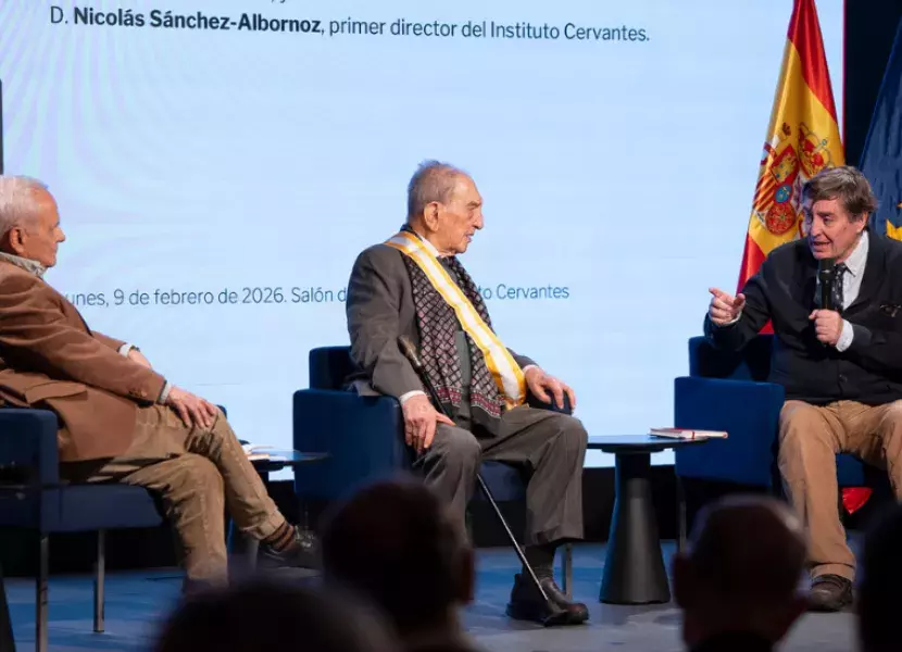 Foto del coloquio. Desde la dcha., el director del Instituto Cervantes, Luis García Montero, Sánchez-Albornoz, y el periodista Juan Cruz.