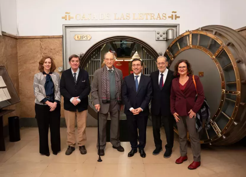 Foto de familia. Desde la izda.; la secretaria general de Cervantes, Carmen Noguero; el director del Instituto, Luis García Montero; Nicolás Sánchez- Albornoz; el ministro Albares; el presidente del Museo del Prado, Javier Solana, y la hija del homenajeado, Evelina Sánchez-Albornoz