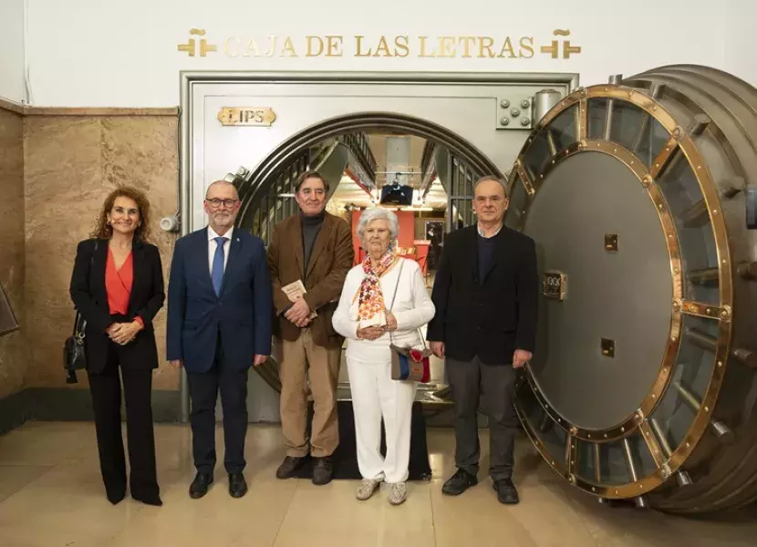 Foto de familia ante la Caja de las Letras