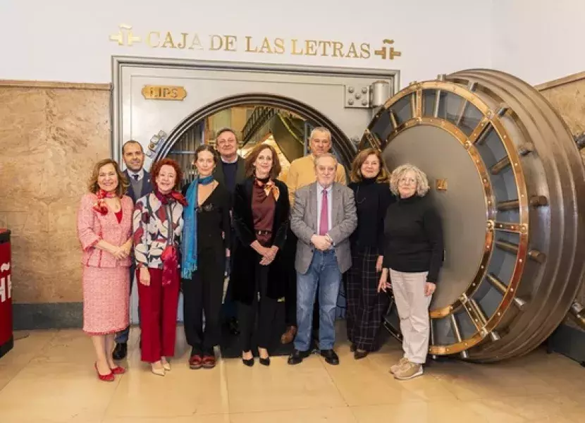 Foto de familia con los representantes institucionales y los familiares de la homenajeada.