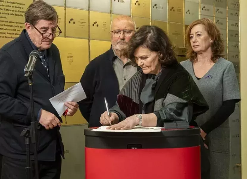 Firma del legado de Clara Campoamor en la Caja de las Letras