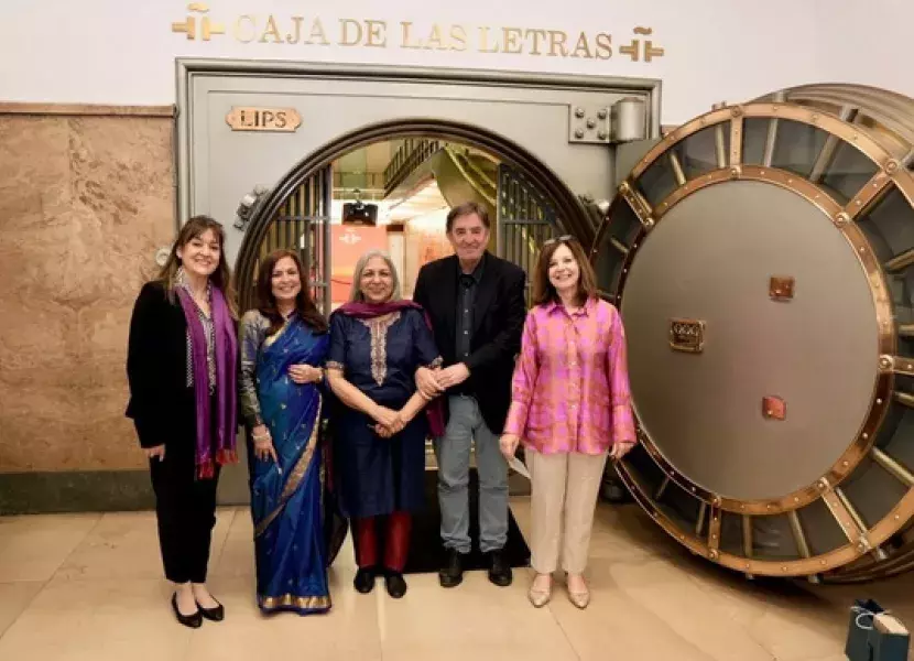 Foto de familia tras el legado en la Caja de las Letras