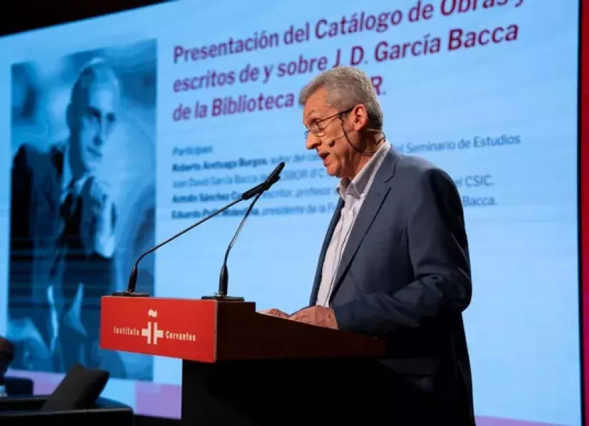 Durante el coloquio posterior al legado en el salón del actos del Instituto Cervantes