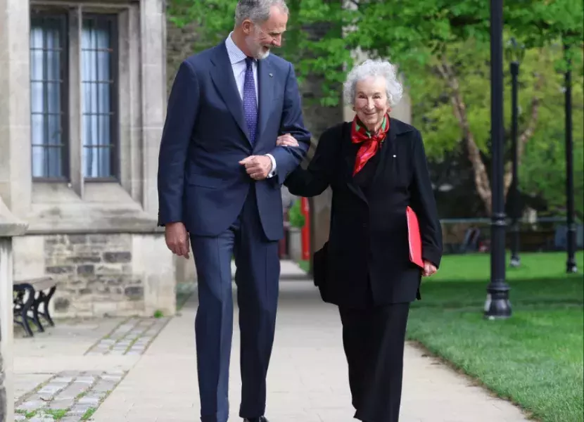 El Rey Felipe VI y la escritora Margaret Atwood 