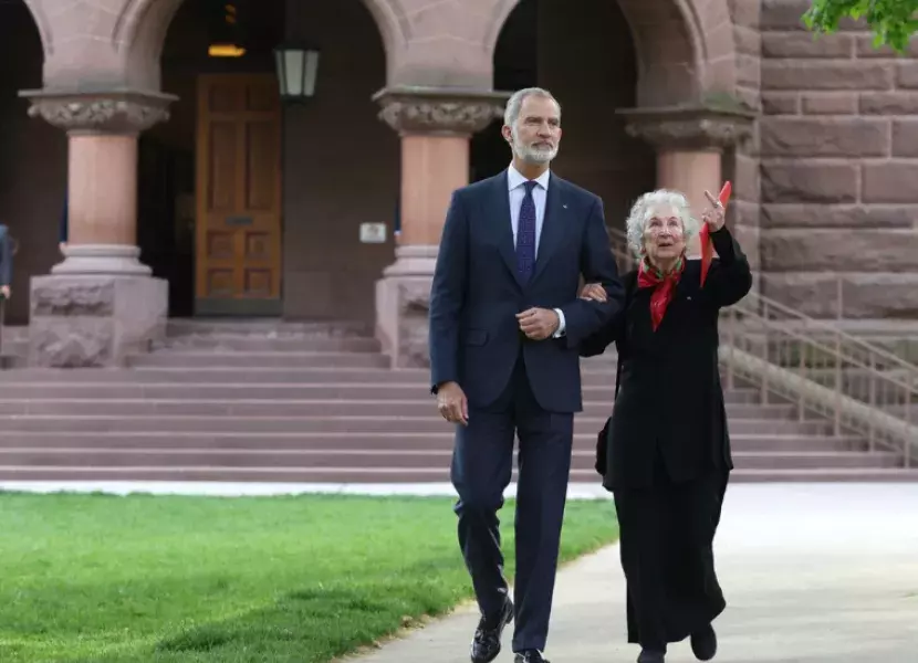 El Rey Felipe VI y la escritora Margaret Atwood 