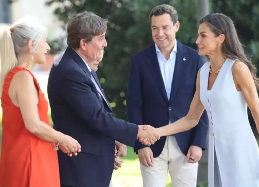 Saludo entre la reina Letizia y Luis García Montero
