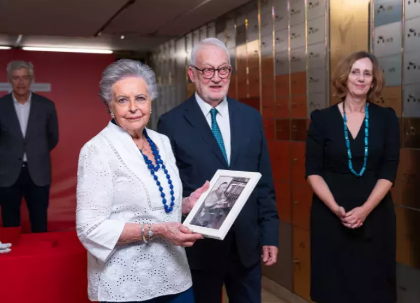 La nieta del escritor, Paloma Arniches, sujeta una foto del dramaturgo cedida por la familia, junto al presidente de la Fundación Mediterráneo, Luis Boyer