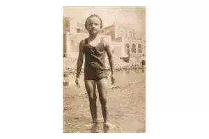 Carmen Laforet en la playa