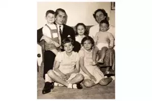 Carmen Laforet y Manuel Cerezales con sus hijos