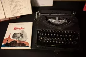 Máquina de escribir junto a revistas y libros componen su legado