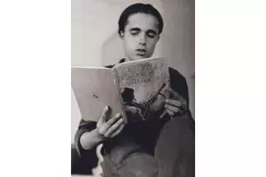 Joven con un ejemplar de la Cartilla escolar antifascista.